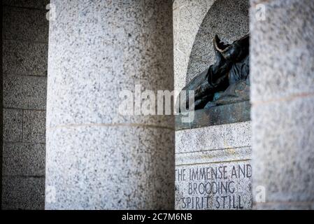 Il busto coloniale britannico di Cecil John Rhodes fu decapitato al suo memoriale di Città del Capo, un punto di infiammabilità per il movimento Rhodes Must Fall del Sudafrica Foto Stock