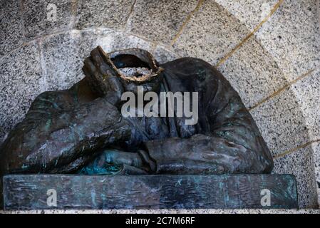 Il busto coloniale britannico di Cecil John Rhodes fu decapitato al suo memoriale di Città del Capo, un punto di infiammabilità per il movimento Rhodes Must Fall del Sudafrica Foto Stock