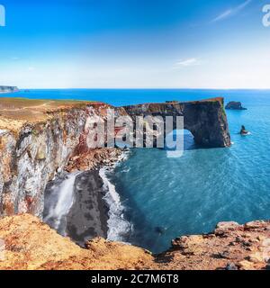 Splendido paesaggio con un arco di basalto unico sulla Riserva Naturale di Dyrholaey sulla costa atlantica del Sud. Località: capo Dyrholaey, Vik i Myrdal villaggio, Katla Foto Stock