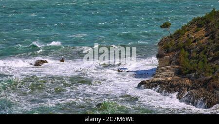 Sopra le scogliere sulla costa di Vieste. Estate costa rocciosa vicino all'architetto di San Felice sulla penisola del Gargano, Puglia, Italia Foto Stock