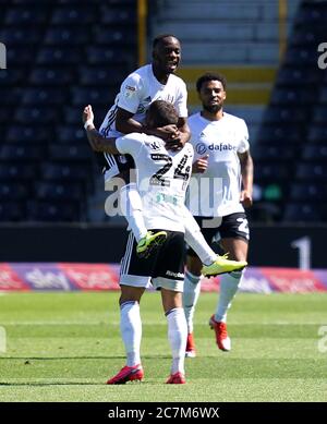 Neeskens Kebano di Fulham (a sinistra) celebra il primo gol del suo fianco con il compagno di squadra Anthony Knockaert durante la partita del campionato Sky Bet al Craven Cottage di Londra. Foto Stock