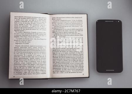 Immagine di un libro aperto accanto a un telefono Foto Stock