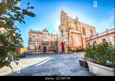 Dettagli architettonici della chiesa di San Giuseppe. Centro storico costruito in stile tardo barocco. Ragusa, Sicilia, Italia, Europa. Foto Stock