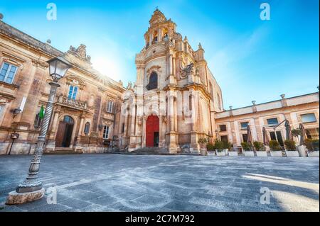 Dettagli architettonici della chiesa di San Giuseppe. Centro storico costruito in stile tardo barocco. Ragusa, Sicilia, Italia, Europa. Foto Stock