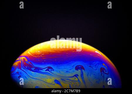 bolla di sapone colorato. visualizzazione di pianeta e spazio. modello di atmosfera Foto Stock