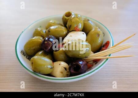 Nel recipiente è stato girato un angolo di frutta fresca d'oliva Foto Stock