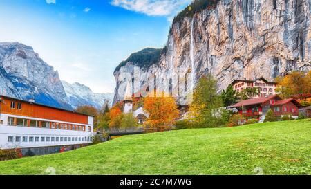 Affascinante vista autunnale della valle di Lauterbrunnen con la splendida cascata di Staubbach e le Alpi svizzere sullo sfondo. Ubicazione: Lauterbrunnen villaggio, Foto Stock