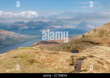 Vista attraverso Loch Lomond verso le Alpi Arrochar dalle pendici di ben Lomond in Scozia Foto Stock