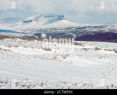 Questa è la montagna Pen-y-Ghent vista da sopra Helwith Bridge, alla testa della valle di Ribblesdale e villaggio di Horton in Ribblesdale una delle famose Yorkshire Dales tre cime di Penyghent, Ingleborough e Whernside durante l'inverno del 1980 Foto Stock