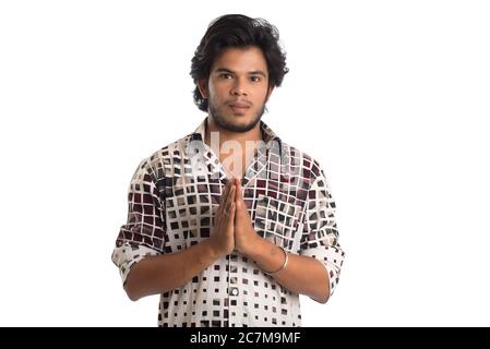 Uomo saluto 'Namaste'. Mani che rappresentano il tradizionale saluto indiano, Namaste (Benvenuto), isolato su Bianco. Foto Stock