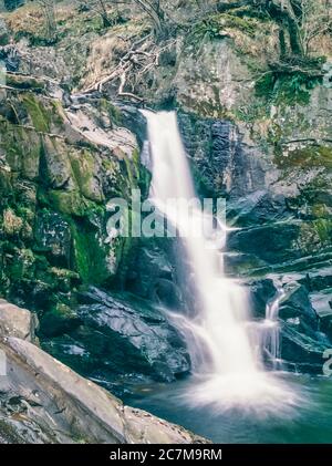 Questa è la cascata di Pecca, una delle numerose cascate sulla passeggiata delle cascate Ingleton nell'inverno del 1980 Foto Stock