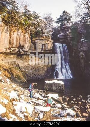 Questa è la cascata Thornton Force, una delle numerose cascate sulla passeggiata delle cascate Ingleton nell'inverno del 1980 Foto Stock