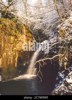 Questa è la cascata di Pecca, una delle numerose cascate sulla passeggiata delle cascate Ingleton nell'inverno del 1980 Foto Stock