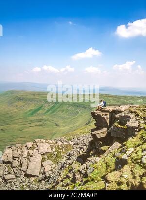 Questo è Moor Soucher Scales guardando in direzione di Chapel le Dale, uno dei più sotto classificati Dales dello Yorkshire Dales, come visto dal bordo di Ingleborough intorno al 1990 Foto Stock