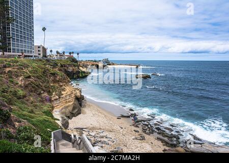 Vista della costa lungo La Jolla Cove, San Diego, California Foto Stock