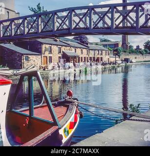 Questo è il canale Lancaster intorno al 1990 nella città nordoccidentale di Lancashire di Lancaster che serviva la regione nordoccidentale durante l'epoca vittoriana trasportando merci da Lancaster e Glasson Docks nord a Kendal e il centro ferroviario di Carnforth e sud a Preston per poi collegarsi con la rete transpare sistema di canali di pennine Leeds-Liverpool e rete di Manchester Foto Stock