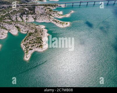 Foto aerea della spiaggia di sabbia e del ponte che corre sopra l'acqua Foto Stock