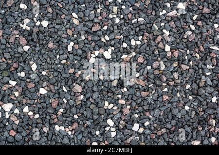 pietra frantumata di diversi colori, grigio scuro, bianco. Foto Stock