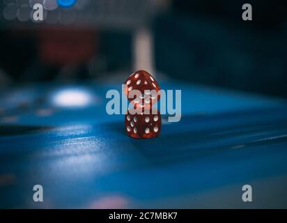 Colpo di primo piano di morse rosse poste una sull'altra una superficie blu Foto Stock