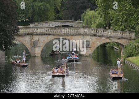 Cambridge, Regno Unito. 18 luglio 2020. I visitatori di Cambridge apprezzano il caldo incantesimo del tempo facendo delle gite sui puntini sul fiume Cam. Credit: MARTIN DALTON/Alamy Live News Foto Stock