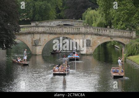 Cambridge, Regno Unito. 18 luglio 2020. I visitatori di Cambridge apprezzano il caldo incantesimo del tempo facendo delle gite sui puntini sul fiume Cam. Credit: MARTIN DALTON/Alamy Live News Foto Stock