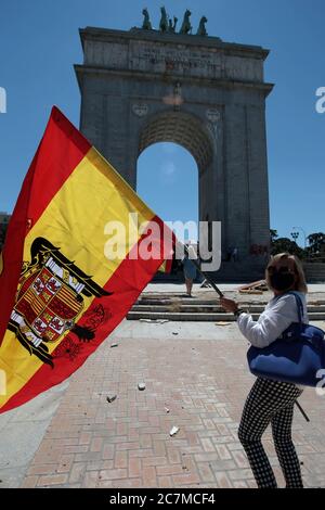 Madrid Spain, 18/07/2020.- UN paio di dozzine di persone rendono omaggio all'insurreazione nazionale, nome con cui i ribelli contro il governo della seconda Repubblica spagnola e, più tardi, il governo del dittatore Francisco Franco chiamarono il colpo di Stato che si è svolto il 18 luglio, 1936 e il cui parziale fallimento ha portato alla guerra civile spagnola. Questo tributo organizzato da José Luis Corral, capo del movimento cattolico spagnolo (estrema destra) sotto lo slogan 'protesta contro la legge storica sulla memoria e chiedendo che monumenti come l'Arco della Vittoria, che è molto abbandonato, essere curato per.' L'Arco Foto Stock