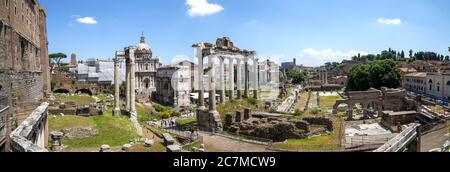 Una vista panoramica sulle rovine dell'antica Roma al Foro Romano di Roma Foto Stock