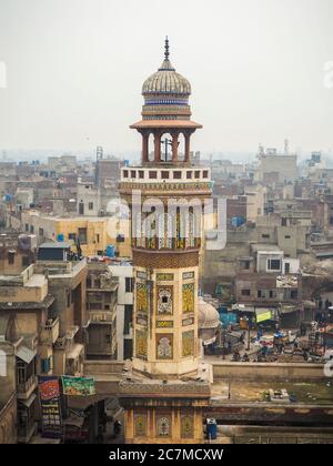 Immagine verticale di un bellissimo Masjid Wazir Khan Lahore in Pakistan Foto Stock