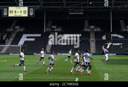 Neeskens Kebano di Fulham (a destra) celebra il quarto gol del suo fianco del gioco da un calcio di punizione con gli amtes della squadra durante la partita del campionato Sky Bet al Craven Cottage, Londra. Foto Stock