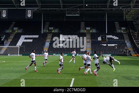 Neeskens Kebano di Fulham (a destra) celebra il quarto gol del suo fianco del gioco da un calcio di punizione con gli amtes della squadra durante la partita del campionato Sky Bet al Craven Cottage, Londra. Foto Stock