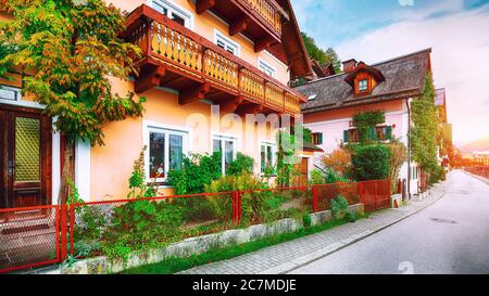 Vista panoramica del famoso villaggio montano di Hallstatt con il lago Hallstatter. Tipiche case alpine austriache con fiori luminosi. Posizione: villaggio turistico ha Foto Stock