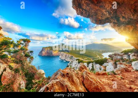 Fantastica vista mattutina sul capo Cacccia. Vista dalla grotta sulla scogliera. Fantastico mare Mediterraneo. Località: Alghero, Provincia di Sassari, i Foto Stock