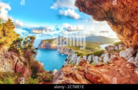 Fantastica vista mattutina sul capo Cacccia. Vista dalla grotta sulla scogliera. Fantastico mare Mediterraneo. Località: Alghero, Provincia di Sassari, i Foto Stock