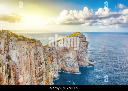 Fantastica vista mattutina sul faro di cacccia cape. Fantastico mare Mediterraneo. Ubicazione: Alghero, Provincia di Sassari, Italia, Europa Foto Stock