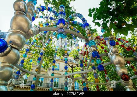 PARIGI, FRANCIA - 17 giu 2018: Le Kiosque des noctambules dell'artista francese Jean-Michel Othoniel decora l'ingresso della stazione della metropolitana Palais Royal Foto Stock