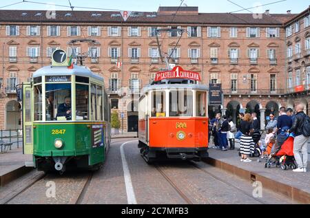 Torino, Piemonte/Italia -04/20/2019- Torino gli antichi tram storici utilizzati per le visite turistiche della città. Foto Stock