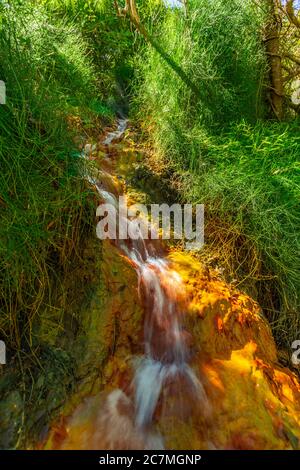 Uno dei molti flussi di acqua molto caricato con Zolfo catturato dai bagni termali di Cilaos Foto Stock