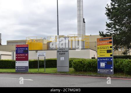 Cartelli all'ingresso del Milton Keynes University Hospital. Foto Stock