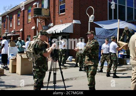 BILOXI, STATI UNITI - 08 settembre 2005: Il cappellano dell'aeronautica registra il messaggio durante gli sforzi di soccorso dell'uragano Katrina. Foto Stock