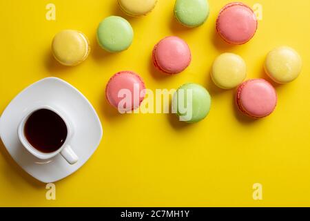 Colazione business con caffè e macaron, piatto. Testo libero Foto Stock