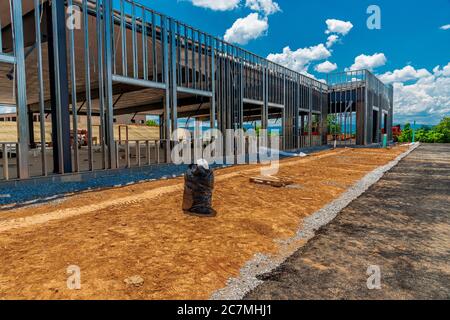 Immagine orizzontale del telaio per un nuovo edificio commerciale in costruzione. Foto Stock