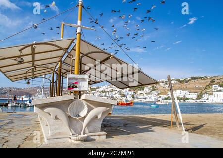 Stalle di pesce nella città di Mykonos, dove i pescatori locali vendono ogni mattina le loro catture giornaliere ai ristoratori locali, 2019 settembre. Foto Stock