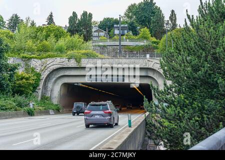 Tunnel dell'Interstate 90 verso l'ingresso di Seattle. Foto Stock