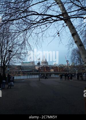 La Cattedrale di St Paul è incorniciata in lontananza, attraverso il Tamigi. È una cattedrale anglicana di Londra, Regno Unito, che, come cattedrale del Vescovo di Londra, funge da chiesa madre della diocesi di Londra. Si trova su Ludgate Hill, nel punto più alto della città di Londra, ed è un edificio classificato di grado I. Foto Stock