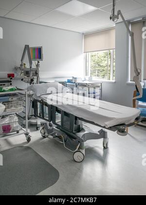 Barella nella sala di valutazione e trattamento dell'ospedale Foto Stock