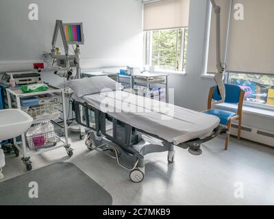 Barella nella sala di valutazione e trattamento dell'ospedale Foto Stock