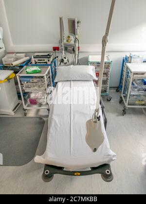 Barella nella sala di valutazione e trattamento dell'ospedale Foto Stock