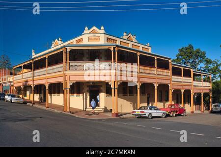 Tipica architettura dei primi del 1900 di passaggi coperti, archi e balconi decorativi in ferro battuto nella città di Bowraville, Midd NSW., Australia Foto Stock