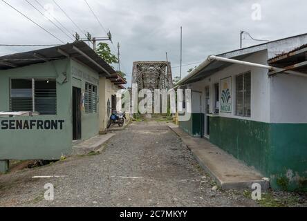 Vecchia ferrovia e ponte di frontiera attraverso il Fiume Sixaola tra Costa Rica e Panama Foto Stock