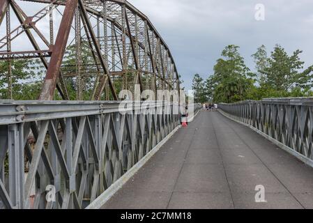 Vecchia ferrovia e ponte di frontiera attraverso il Fiume Sixaola tra Costa Rica e Panama Foto Stock